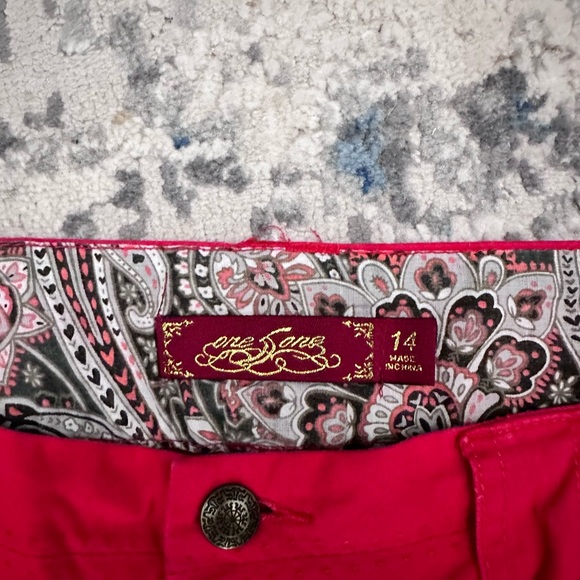 Red shorts - Picture 3 of 5